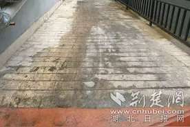 “陡途”变“坦途” 工会小组坡道微改造让退休职工出行无障碍图片