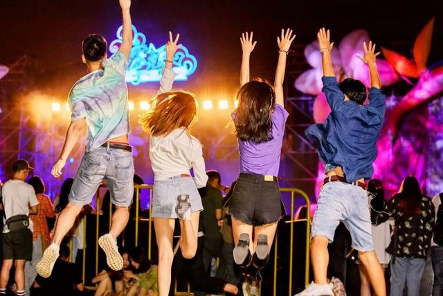 15亿人次“挤爆”五一，旧旅游逻辑终于“死透”了