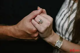 霉霉宣布订婚，“他就像一个人形金毛犬走向她，眼神里充满爱意”图片