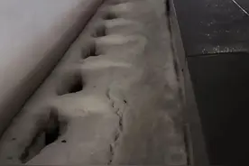 冰雹天气致T5航站楼漏雨变“水帘洞”，西安咸阳国际机场致歉！图片