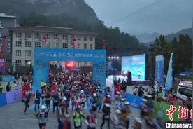 2024第十届五岳寨五十公里越野挑战赛在河北灵寿鸣枪开跑图片