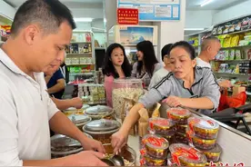 中越边境“国旗村”引游客 边贸小商品生意旺图片