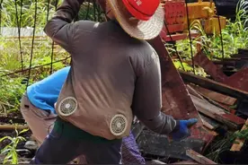 把风扇穿在身上，高温下空调服成工地新宠图片