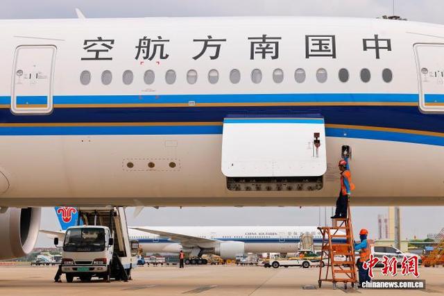 机坪最高温近60℃ 上海机场人辛勤坚守保障旅客顺畅出行