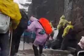 “差点交待在山顶！”应对恶劣天气，黄山景区岂能慢一拍图片
