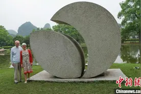 比利时前首相桂林探寻故友雕塑作品 感受桂林山水与艺术图片