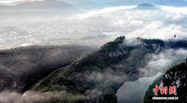 湖北南漳：朝霞云海映衬古山寨