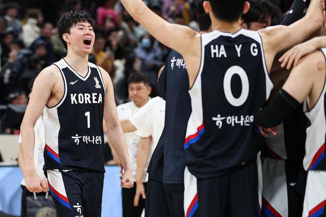 战术单一靠内线硬凿，中国男篮不应重走老路｜记者观察