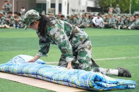 三分钟之内折好“方块被”，湖南高校新生比拼叠被子技能图片