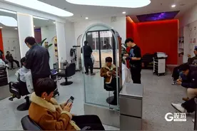 迎新春“从头开始”，青岛理发店开启“过年模式”！图片