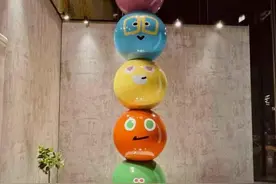 朝阳公园湖面现五月天表情球 冠佑玛莎打卡踩点图片