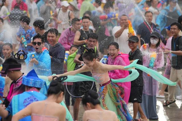 海南这个16万人的县城为何3天涌入17万游客？