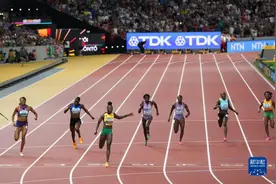 田径世锦赛——女子200米：牙买加选手创赛会纪录夺冠图片