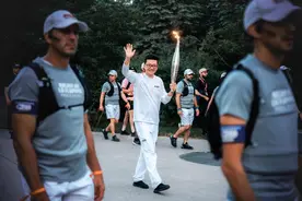奥运圣火开始巴黎传递 陈忠伟第三次传递奥运火炬图片
