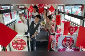 七夕节 公交婚车成为新人的浪漫新选择图片