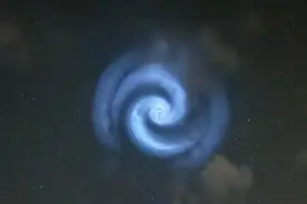 俄罗斯夜空突现“神秘蓝色发光螺旋” ，多地居民拍下现场视频！欧洲也有图片