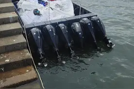 大飞冲滩，走私嫌疑人弃船逃窜！湛江海警查获一批冻鹿肉牛肉图片
