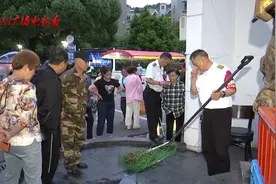 贵阳一小区道路中央，来了只“四脚兽”拦路？走近一看才发现是……图片