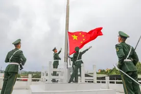【高清组图】武警贵州总队各支队举行国庆升旗仪式图片