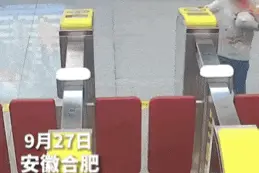事发合肥地铁5号线！见女孩一人，他悄悄跟了上去……图片