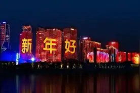 湖滨步行街人声鼎沸 年轻人用N种方式打开跨年夜图片