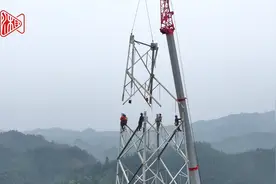 “宁电入湘”沅江大跨越，“蜘蛛侠”高空“走钢丝”图片