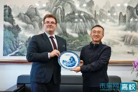大连东软信息学院与俄罗斯国立土地规划大学签署校际合作备忘录图片