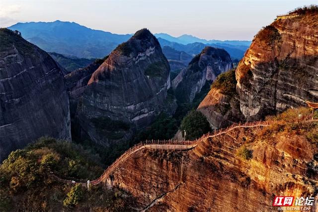 岁暖时刻丨脚踩亿年岩石，眼收峰林倒影，这才是山水正确打开方式