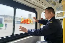 城阳巴士941路“变身”维权宣传车，共筑消费新环境图片