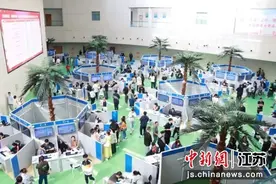 盐城“欢度国庆 职面未来”专场招聘会供需两旺图片