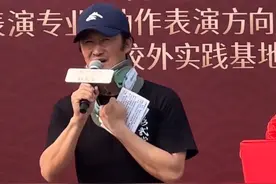 吴京现身活动现场脖戴沈腾的护具，自曝翻车意外受伤图片