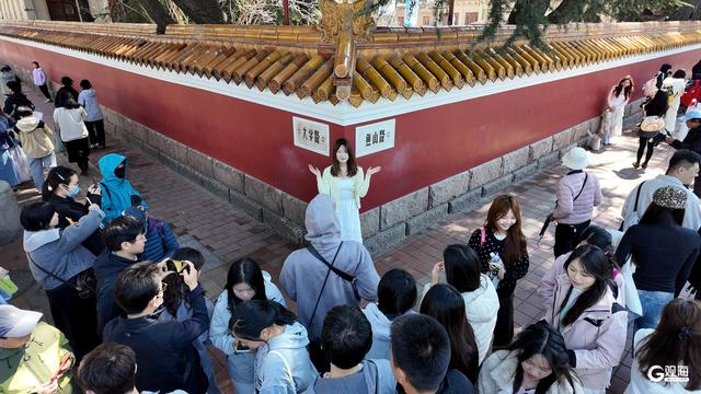 清明假期首日：青岛老城“人从众”