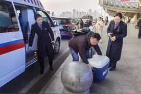 3分钟！武汉火车站快速转运“救命心”图片