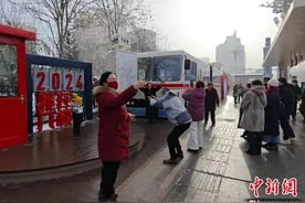 “八楼的2路汽车”成乌鲁木齐网红打卡点图片