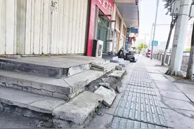 台阶破损严重存在安全隐患 市民：希望有关部门能够尽快修复图片