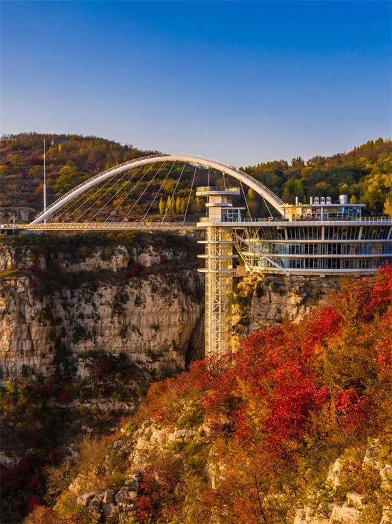 淄博红叶进入全盛期 漫山遍野醉人红