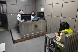 五旬女子为还网贷，与儿子好友“网恋”骗80多万元被刑拘图片