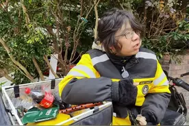 这个边等红灯边吹笛子的骑手，我们找到了！图片