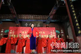 保定竞秀区举办重阳节戏曲名家演唱会图片