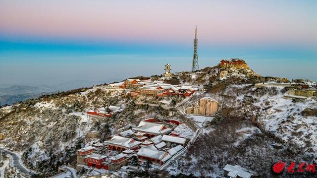 泰山冬日初雪 漫山银白如画