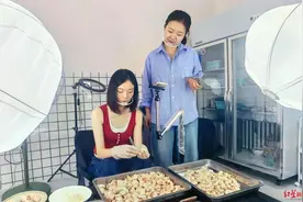 90后女生直播拔鸡毛引万人观看，网友直呼“太解压了”图片