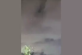 西安雷雨夜再现“龙形”不明飞行物,真相:风卷起的漂浮物图片