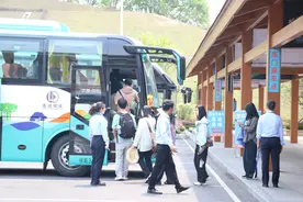 五一坚守“不打烊” ，荔波各行业绘就最美劳动图片