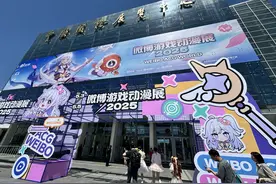 年轻人结伴体验潮流文化，游戏动漫展亮相新国展图片