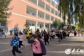 淄博市周村区王村镇中心学校开展消防应急逃生演练活动图片