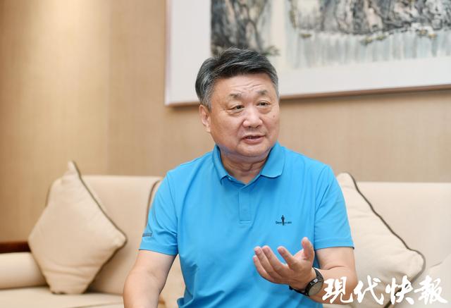 为何在AI时代怀念那片小黑板？唐江澎新书面世