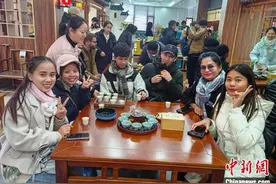 外国留学生江西九江“看见非遗”：学茶艺做陶瓷 感受非遗魅力图片