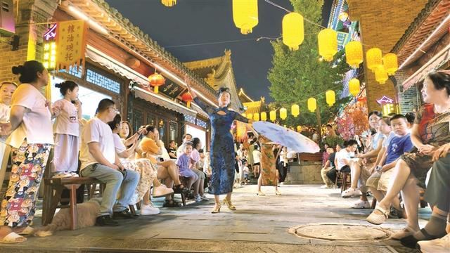 夏夜桃林灯作海 游人笑语醉星河