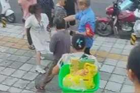 网友称老太在农贸市场对面摆摊被工作人员打伤，社区：正常劝导，先被老太扇俩耳光，警方已介入图片