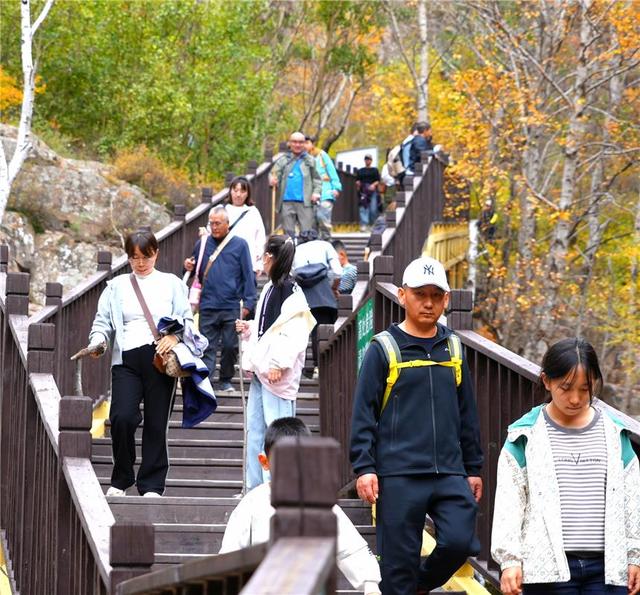 包头九峰山假期迎客近2万人次，游客赞景美服务周到